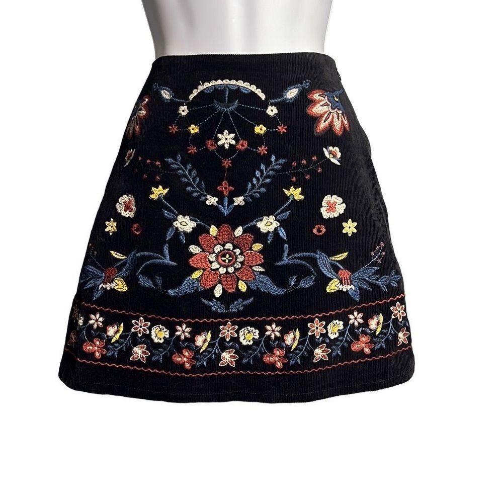 Mi Ami Women's A Line Skirt Mini Floral Embroidered Darted Side Zip Black Small